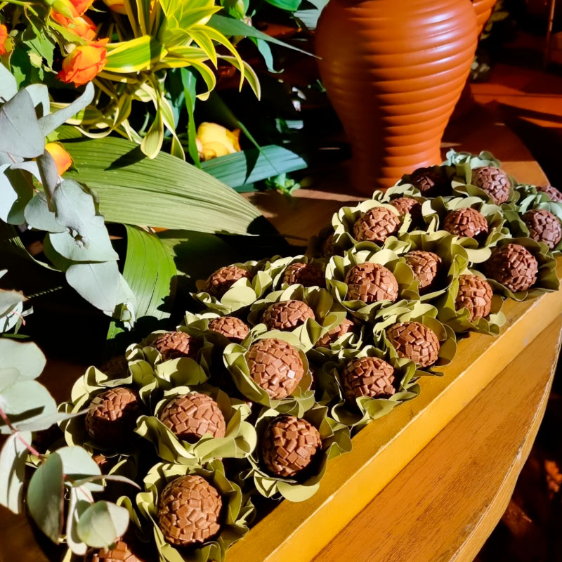 Brigadeiros gourmet com acabamento artesanal