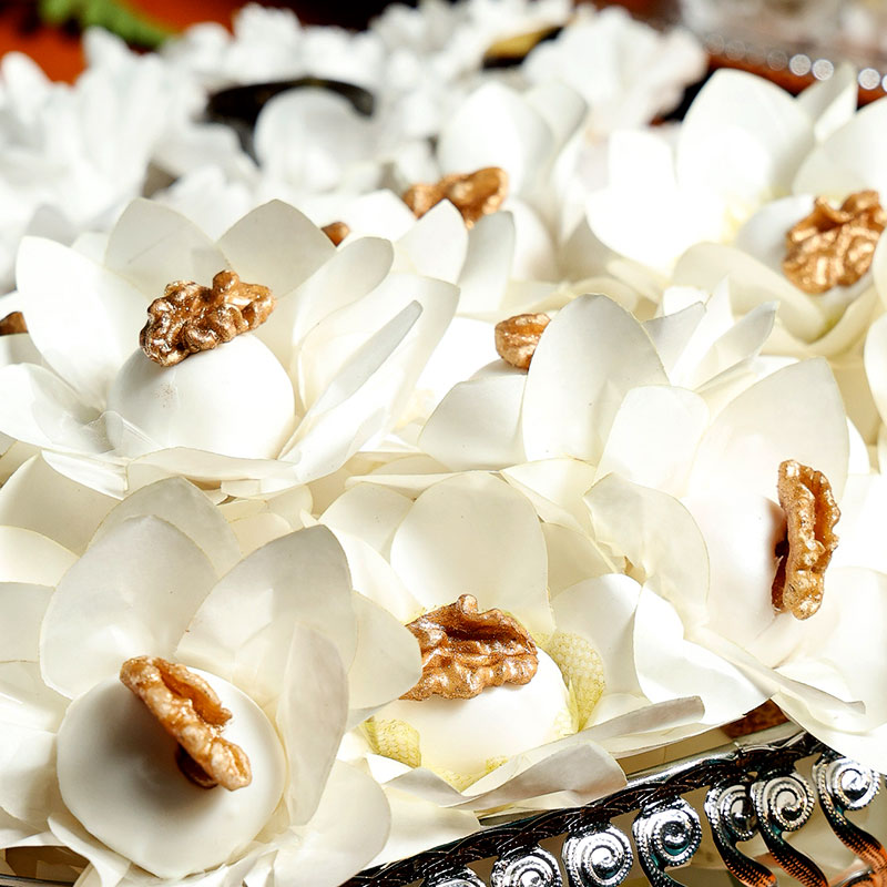 Doces finos em forminhas elegantes e mini tortinhas com frutas
