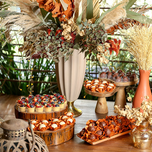 Mesa de casamento decorada com doces finos