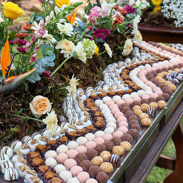 Mini tortinhas artesanais em composição elegante
